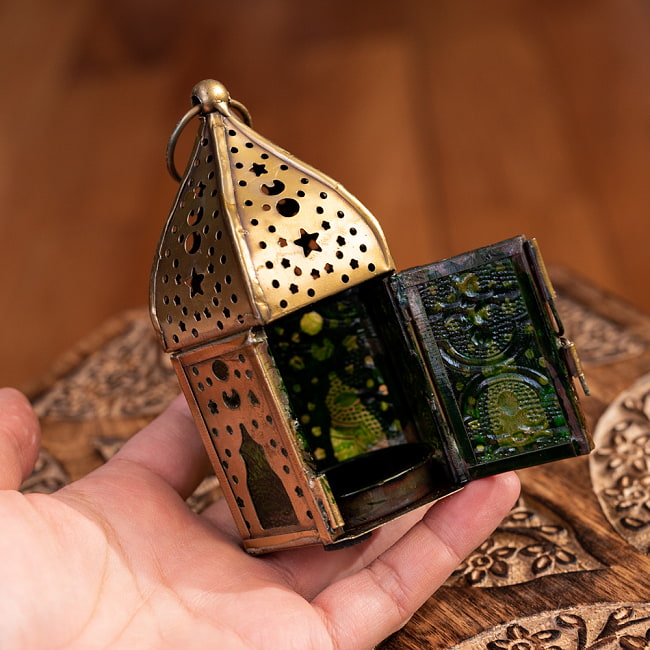 【5個セット】モロッコスタイルの透かし彫りLEDキャンドルランタン【ロウソク風LEDキャンドル付き】 - 【グリーン】約10.5×6cm 10 - サイズ比較のため手に持ってみました。
