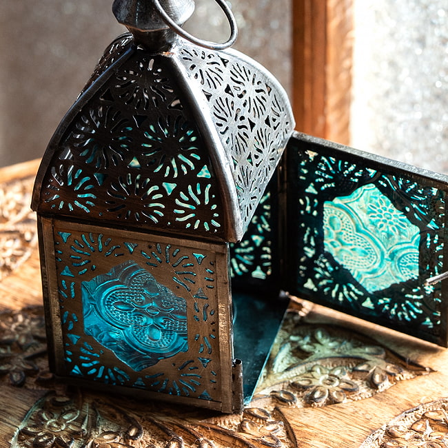 【5個セット】モロッコスタイルの透かし彫りLEDキャンドルランタン【ロウソク風LEDキャンドル付き】 - 【ブルー】約14×6.5cm 7 - きれいなガラスがキャンドルの光を通します。