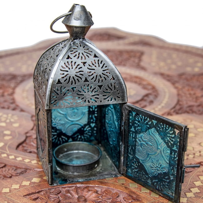 【5個セット】モロッコスタイルの透かし彫りLEDキャンドルランタン【ロウソク風LEDキャンドル付き】 - 【ブルー】約14×6.5cm 9 - この状態でLEDキャンドルを入れます