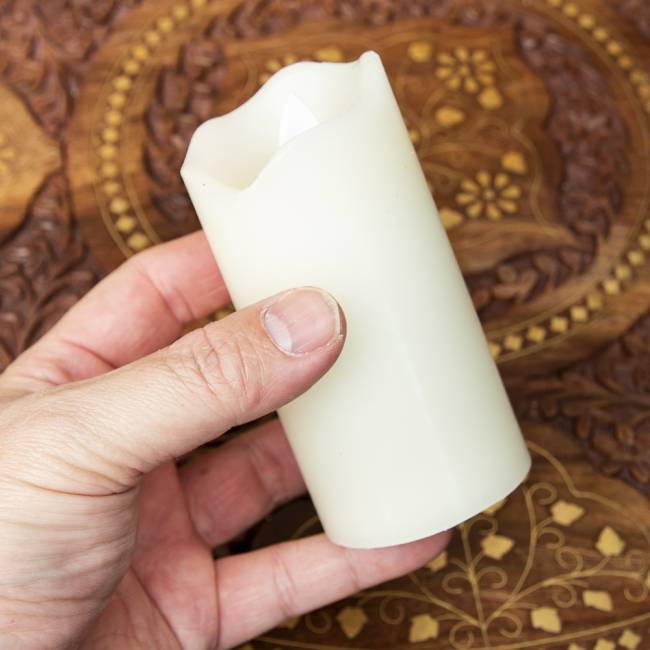 【5個セット】本物のロウで作られた ゆらめく灯火 ロウソク風LEDキャンドルライト レインボー〔5cm×10cm〕 4 - サイズ比較のため手に持ってみました