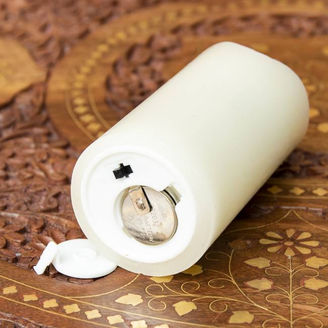 【5個セット】本物のロウで作られた ゆらめく灯火 ロウソク風LEDキャンドルライト レインボー〔5cm×10cm〕 5 - 裏面にはON・OFFスイッチとボタン電池ソケットがついています。