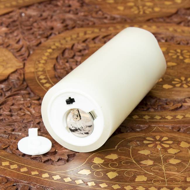 【5個セット】本物のロウで作られた　ゆらめく灯火 ロウソク風LEDキャンドルライト レインボー〔5cm×12.5cm〕 5 - 裏面にはON・OFFスイッチとボタン電池ソケットがついています。