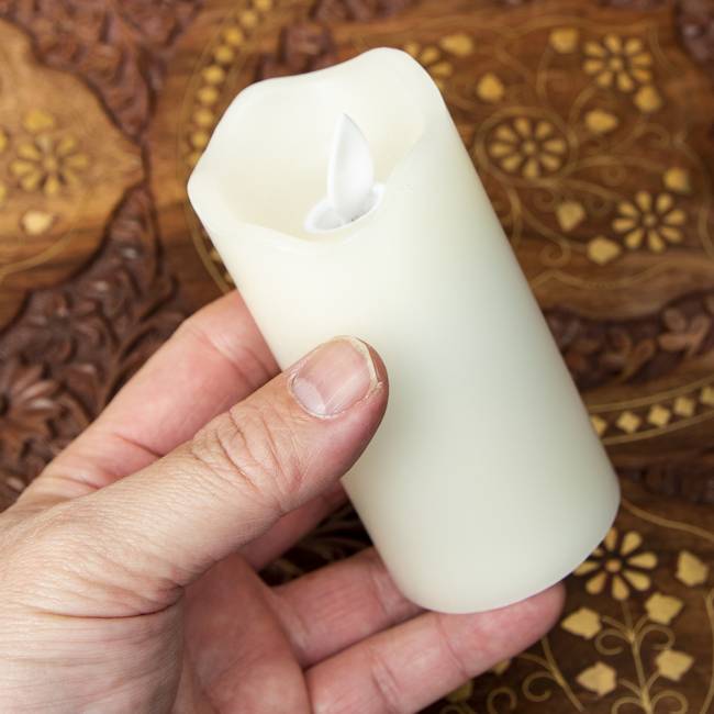 【5個セット】本物のロウで作られた　ゆらめく灯火 ロウソク風LEDキャンドルライト〔5cm×10cm〕 4 - サイズ比較のため手に持ってみました