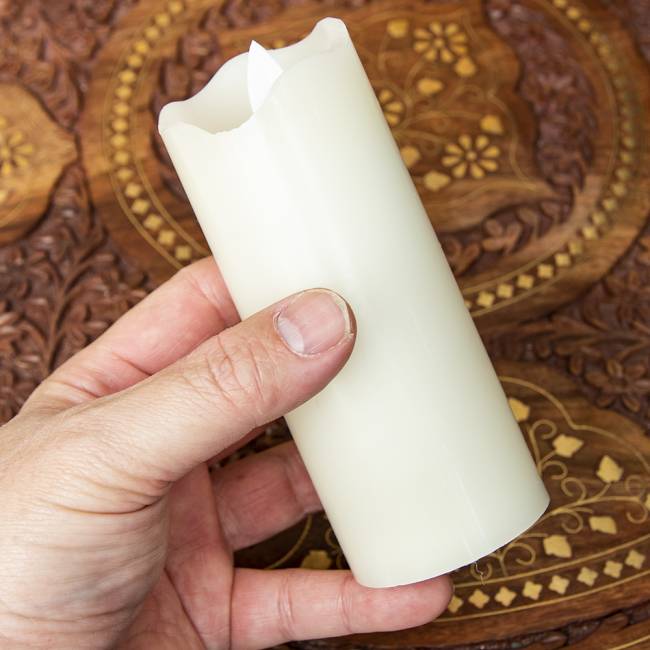 【10個セット】本物のロウで作られた　ゆらめく灯火 ロウソク風LEDキャンドルライト レインボー〔5cm×12.5cm〕 4 - サイズ比較のため手に持ってみました