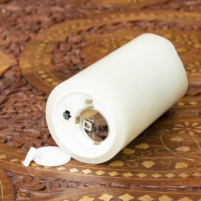 【10個セット】本物のロウで作られた　ゆらめく灯火 ロウソク風LEDキャンドルライト〔5cm×10cm〕 5 - 裏面にはON・OFFスイッチとボタン電池ソケットがついています。