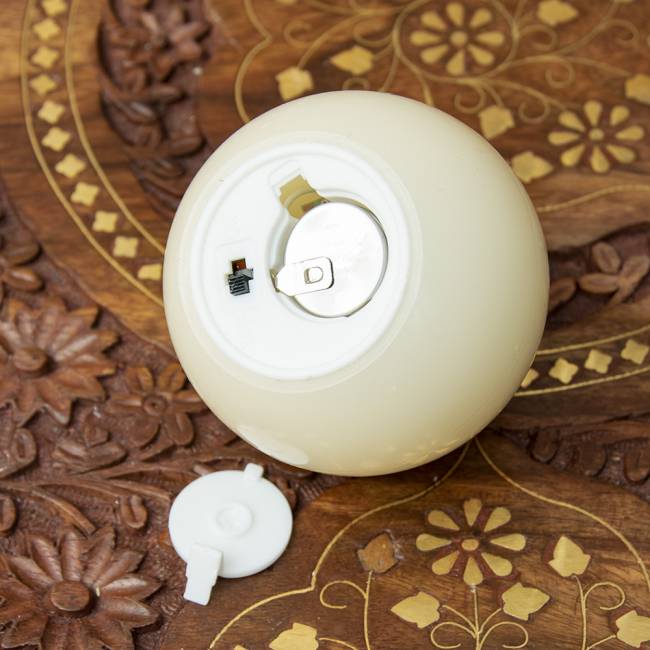 【20個セット】本物のロウで作られた　ゆらめく灯火 ロウソク風LEDキャンドルライト  〔7cm×8.5cm〕 5 - 裏面にはON・OFFスイッチとボタン電池ソケットがついています。