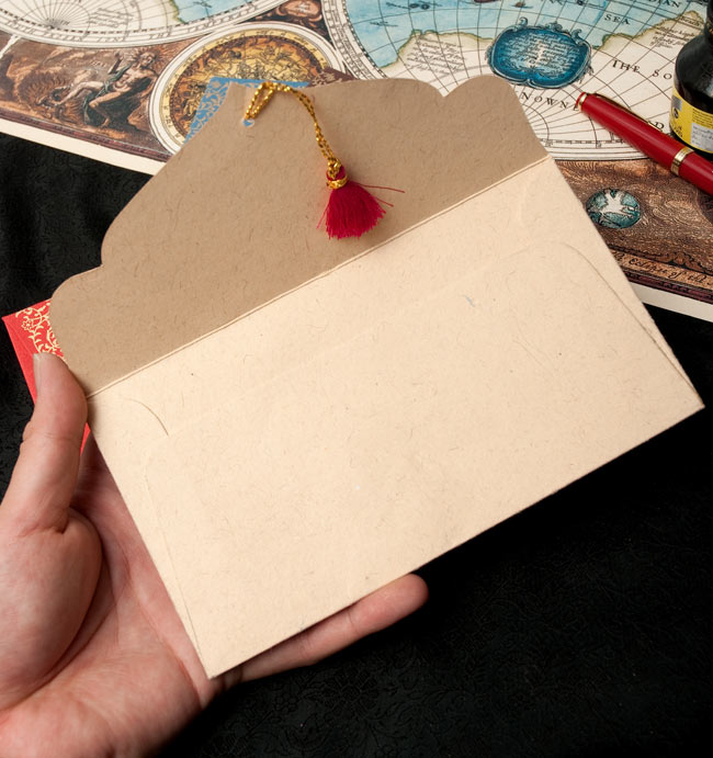 インドの封筒 - 木と唐草模様-RITI- 5 - サイズを感じていただく手に持ってみたところです。とても雰囲気のある封筒ですよ！