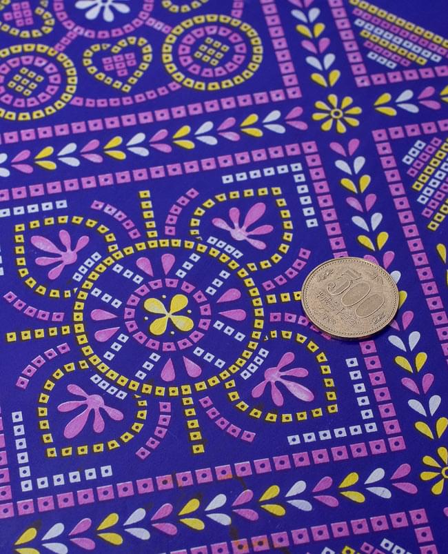 インド伝統のラッピング用紙 - 濃青(5枚セット) 2 - 細部のデザインを拡大しました。500円玉をサイズのご参考にどうぞ