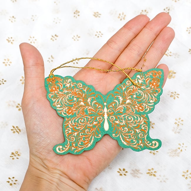 インドのギフトタグNo.23 - BUTTERFLY 4 - 手に持ってみるとこのくらいの大きさです!