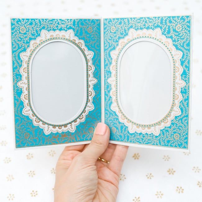 インドのフォトフレーム・ダブル【Chimanlals】 4 - 大きさを感じて頂く為、手に持ってみました!