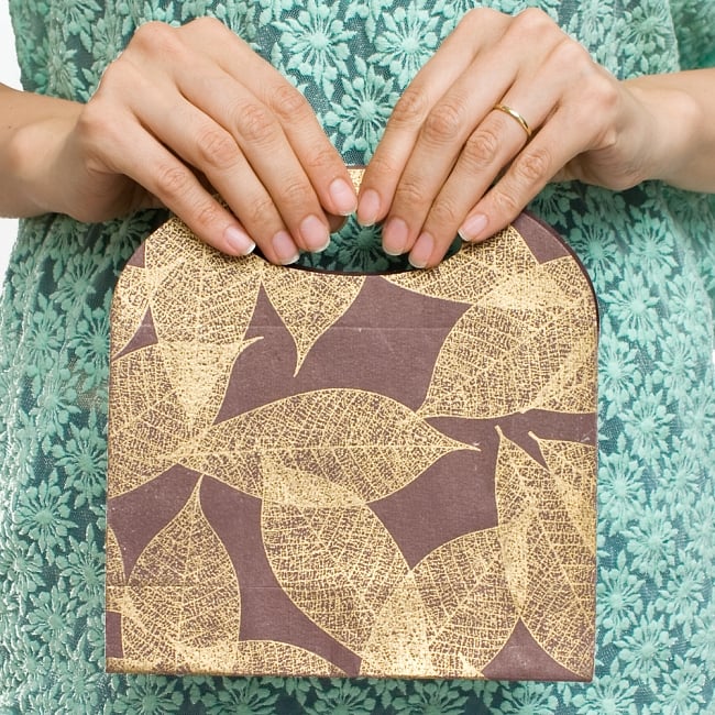 インドのペーパーバック 【小】 6 - サイズ比較の為、手に持ってみました