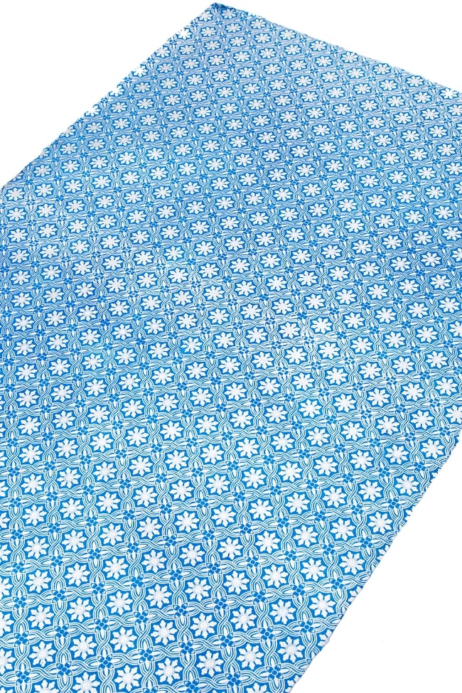 【75cmx50cm】ロクタ紙のラッピングペーパー3枚セット -銀と青・花柄 2 - 柄を拡大してみました、丁寧に作られています