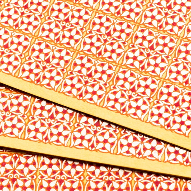 インドのメッセージカード&封筒5組セット - MISC STATIONERY 2 - 拡大してみました。繊細な金の模様が特徴で高級感のある仕上がりです。