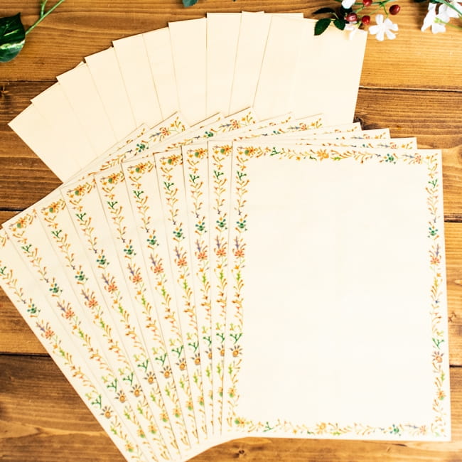 インドのレターペーパー&封筒10組セット - RAJANI 3 - 裏側はメッセージを書き込める便箋になっています。
とっても可愛いです!