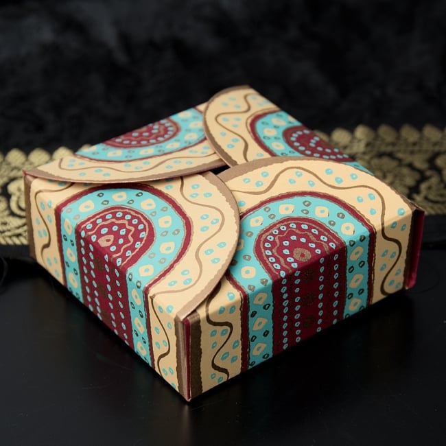 インドのラッピングボックス -  Bandhini box【色アソート】 4 - 箱を作ります