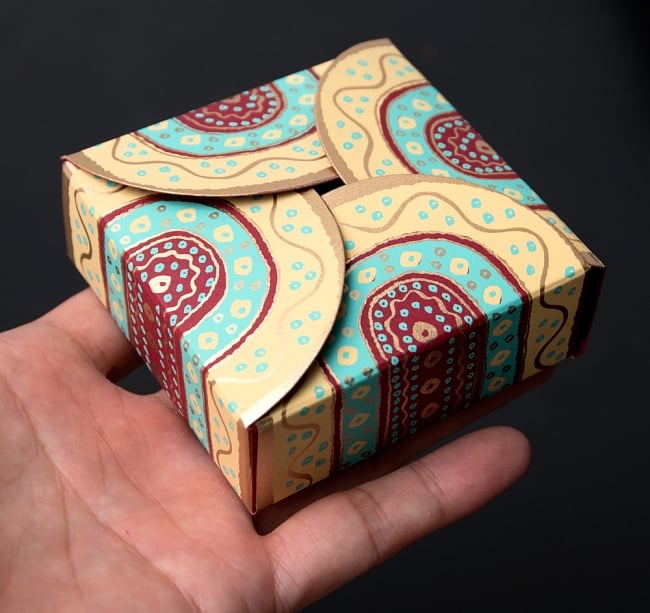 インドのラッピングボックス - Bandhini box【色アソート】 - サイズ比較のために手に乗せてみました