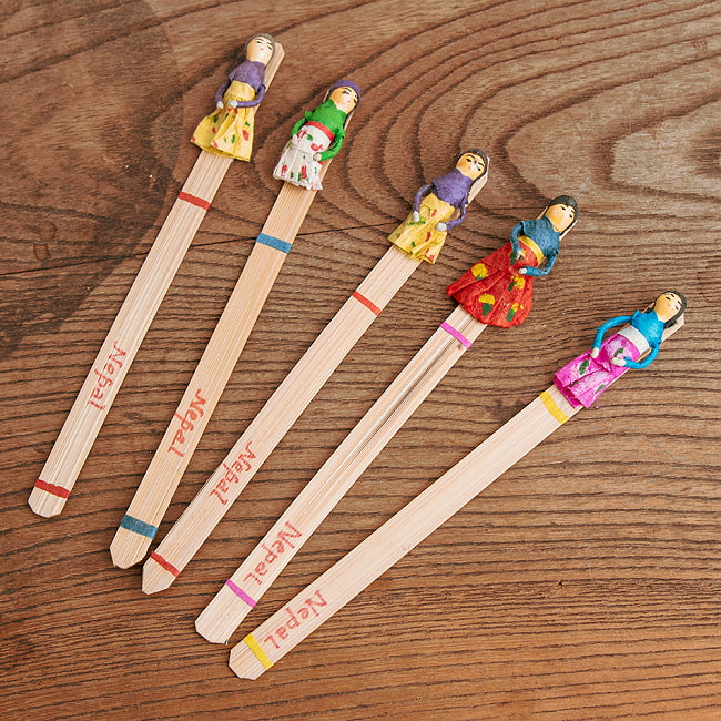 【3本セット】ネパールの手づくりしおり - 伝統衣装 13 - 揃える楽しみがあるアイテムです。