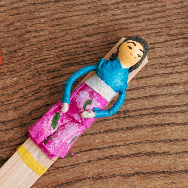 【3本セット】ネパールの手づくりしおり - 伝統衣装 5 - 別の一例。