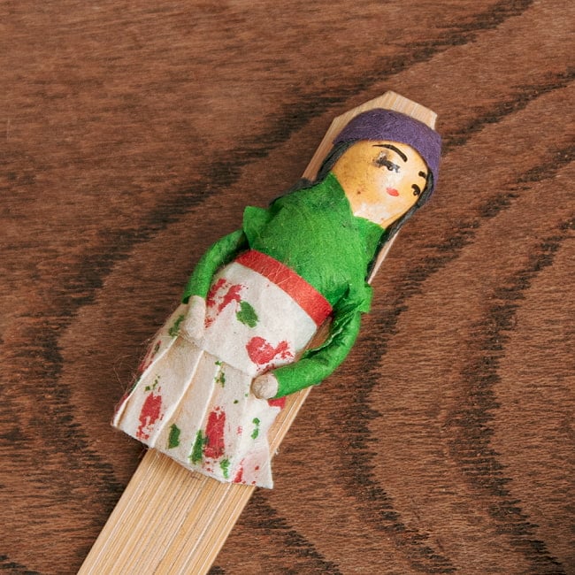 【3本セット】ネパールの手づくりしおり - 伝統衣装 6 - 緑の上着がキュート