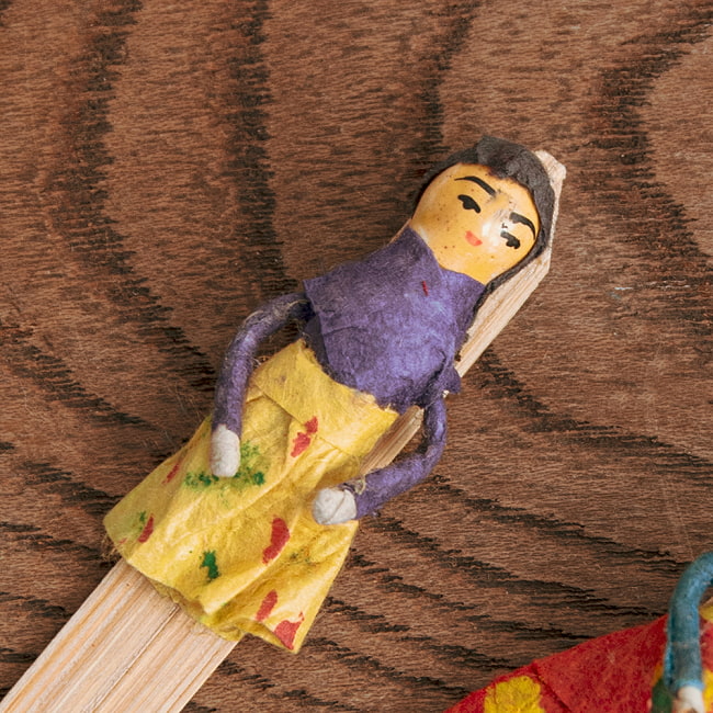 【3本セット】ネパールの手づくりしおり - 伝統衣装 7 - 別の一例。