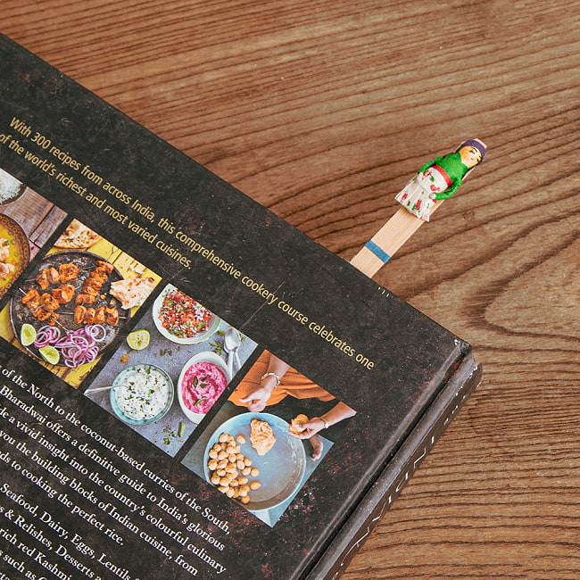 【10個セット】ネパールの手づくりしおり - 伝統衣装 12 - お気に入りの一冊にどうぞ。