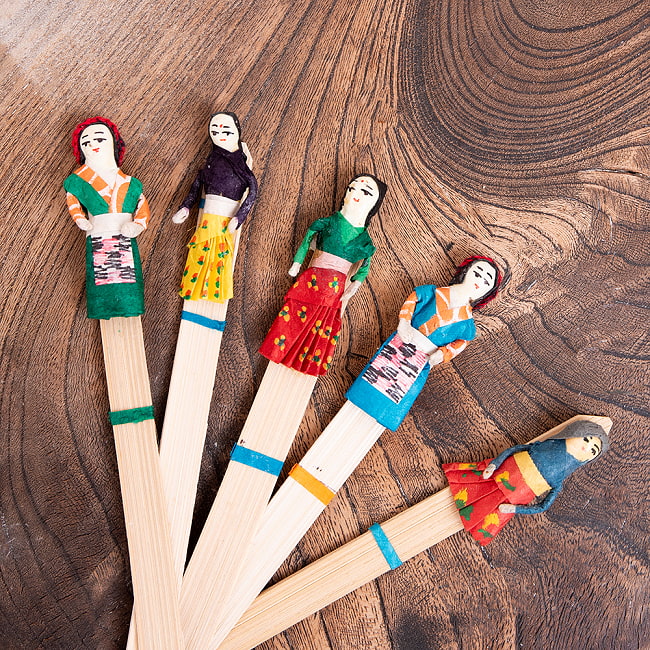 【10個セット】ネパールの手づくりしおり - 伝統衣装 14 - 白系のお顔のお人形もいます。