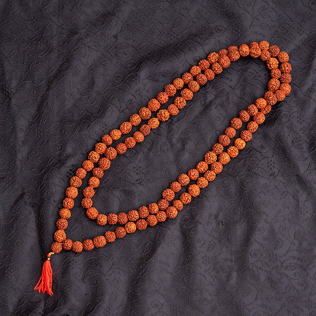 菩提樹の数珠（小粒）-約60cmほどの写真1枚目です。商品の全体を撮してみました（二つ折りにしています）数珠,インドの数珠,ネックレス,首飾り,ルドラクシャ,菩提樹,