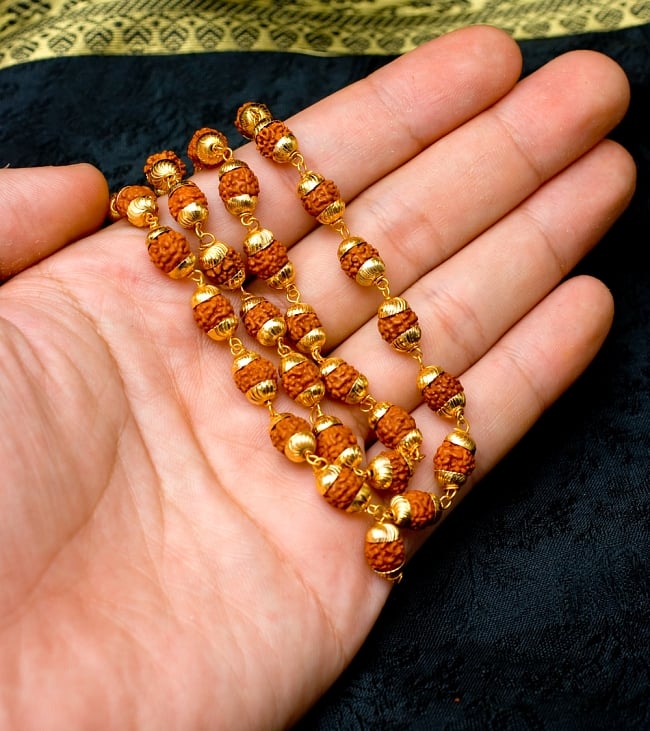 金色の菩提樹の数珠（小粒）- 約80cmほど 4 - サイズ感の参考に手にとってみました（二つ折りにした状態になります）