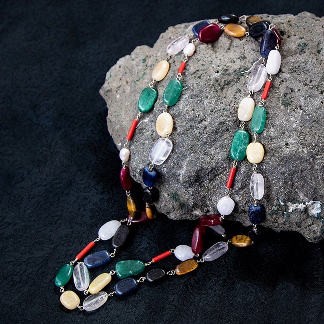 天然石 ナブラタン（9つの宝石）のネックレスの写真1枚目です。商品の全体を撮してみました（二つ折りにしています）数珠,インドの数珠,ネックレス,首飾り,ルドラクシャ,菩提樹,天然石,ターコイズ,宝石,ナブラタン