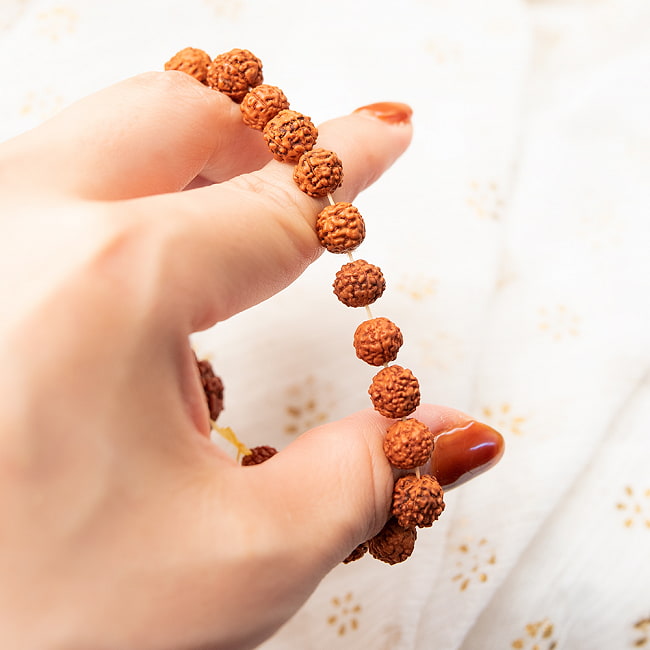 インドの数珠ブレスレット - ルドラクシャ アクセントタイプ 3 - 伸縮性のあるゴムなので着脱も楽々です!