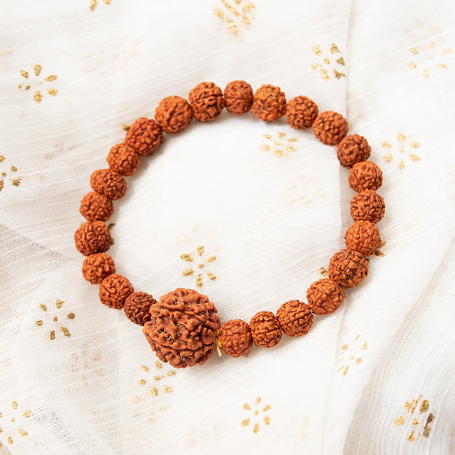 インドの数珠ブレスレット - ルドラクシャ　アクセントタイプの写真1枚目です。神聖な国インドからやってきた数珠です。落ち着いたデザインなので、アクセサリーとして普段使いでもご使用いただけます。数珠,インドの数珠,ブレスレット,ルドラクシャ