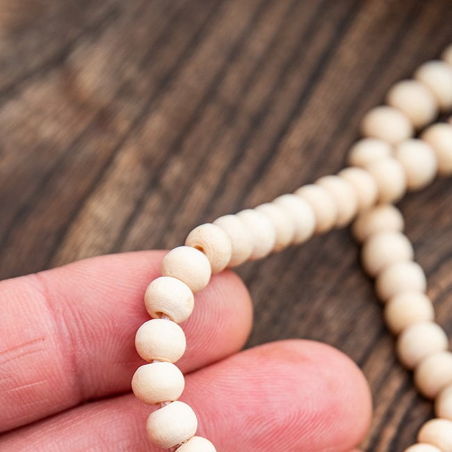 インドの数珠 - 白檀 5 - 数珠の一つ一つはこのようなサイズ感です。