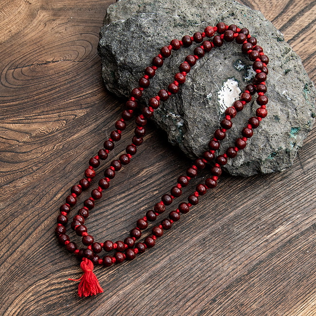 インドの数珠 - 赤色檀の写真1枚目です。神聖な国インドからやってきた数珠です。落ち着いたデザインなので、ネックレス等として普段使いでもご使用いただけます。数珠,インドの数珠,ネックレス,首飾り