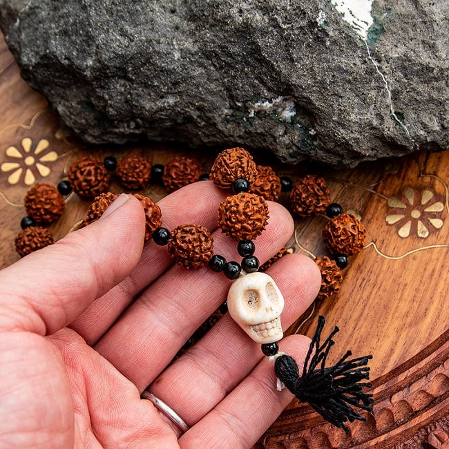 インドの数珠 - ドクロとルドラクシャ（菩提樹） 5 - 数珠の一つ一つはこのようなサイズ感です。