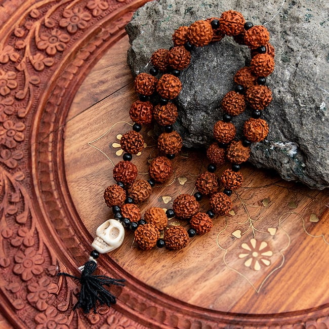 インドの数珠 - ドクロとルドラクシャ（菩提樹）の写真1枚目です。神聖な国インドからやってきた数珠です。落ち着いたデザインなので、ネックレス等として普段使いでもご使用いただけます。数珠,インドの数珠,ネックレス,首飾り
