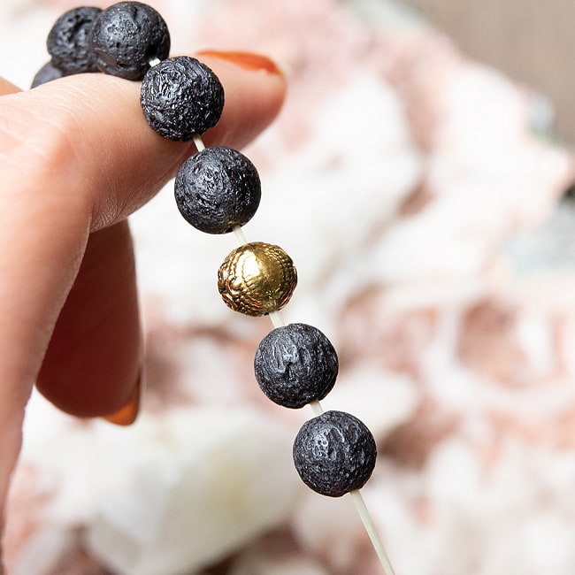 インドの数珠ブレスレット - 天然溶岩×ゴールド 4 - 伸縮性のあるゴムなので着脱も楽々です！