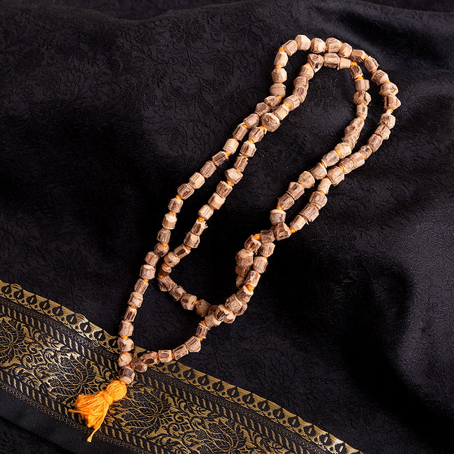 トゥルシー（ホーリーバジル）の数珠 - 約40cmの写真1枚目です。商品の全体を撮してみました（二つ折りにしています）数珠,インドの数珠,ネックレス,首飾り,ルドラクシャ,菩提樹,