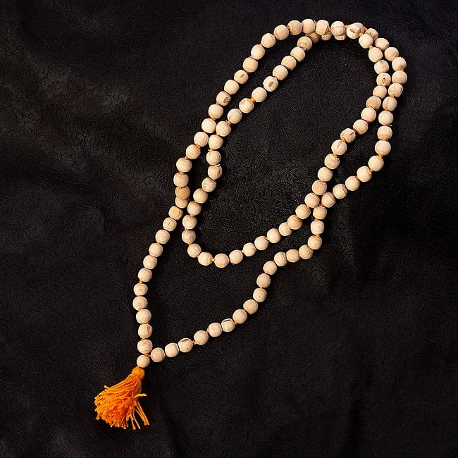 インドの数珠 - トゥルシー - 約50cmの写真1枚目です。神聖な国インドからやってきた数珠です。落ち着いたデザインなので、ネックレス等として普段使いでもご使用いただけます。数珠,インドの数珠,ネックレス,首飾り