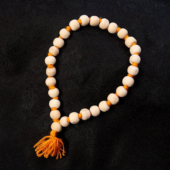 インドの数珠ブレスレット - トゥルシーの写真1枚目です。神聖な国インドからやってきた数珠です。落ち着いたデザインなので、ブレスレット等として普段使いでもご使用いただけます。数珠,インドの数珠,ネックレス,首飾り