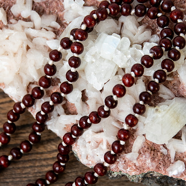 インドの数珠 - 赤白檀 7mm珠 全長約86cm 3 - 細部を見てみました。