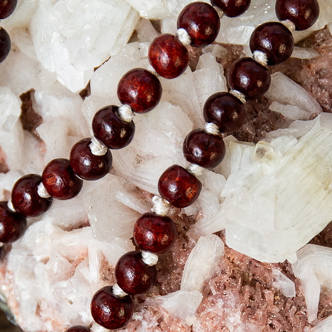 インドの数珠 - 赤白檀 7mm珠 全長約86cm 4 - 細部を見てみました。