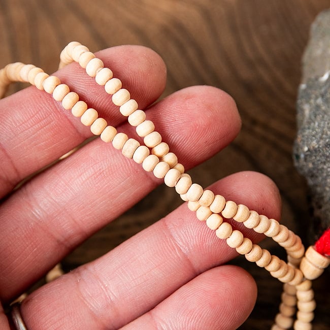 インドの数珠 - 白木 4mm珠 全長約56cm 6 - 一粒一粒はこれくらいの大きさになります。