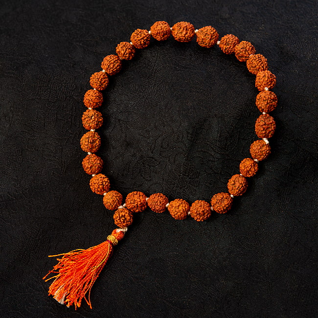 インドの数珠ブレスレット - ルドラクシャの写真1枚目です。神聖な国インドからやってきた数珠です。落ち着いたデザインなので、ブレスレット等として普段使いでもご使用いただけます。数珠,インドの数珠,ブレスレット,ルドラクシャ