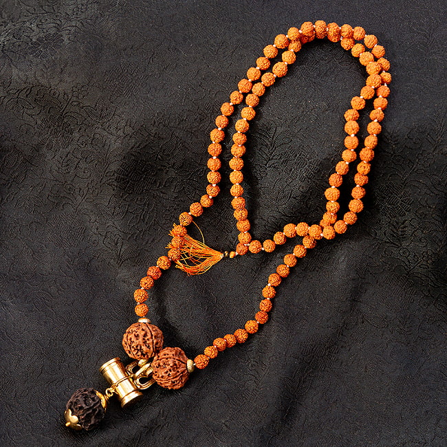 インドの数珠 ネックレス- ルドラクシャの写真1枚目です。神聖な国インドからやってきた数珠です。落ち着いたデザインなので、ブレスレット等として普段使いでもご使用いただけます。数珠,インドの数珠,ブレスレット,ルドラクシャ