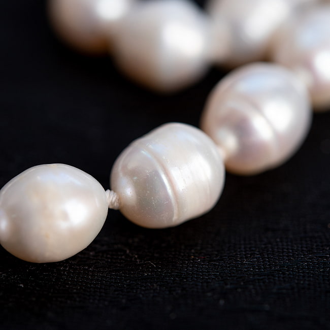 【鑑定書付】天然真珠の数珠 - 108個のサークルパール - 約60cm  3 - 拡大してみました。美しい天然の形です。