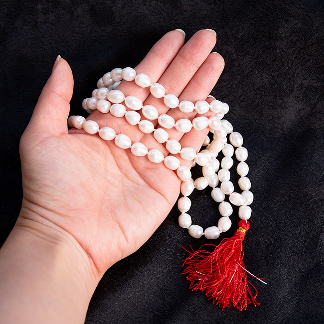 【鑑定書付】インドの数珠 - 108個のサークルパール - 約57cm  5 - 手に取ってみました。重厚感がございます。