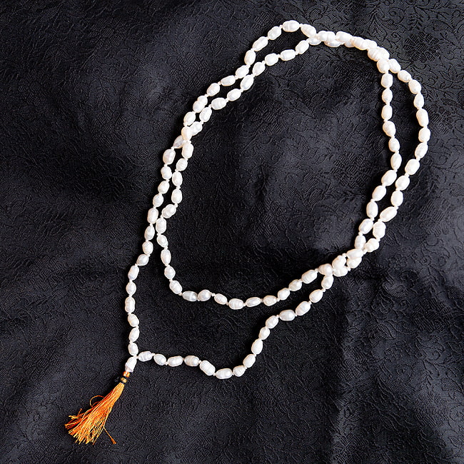 【鑑定書付】インドの数珠 - 108個のサークルパール - 約45cm の写真1枚目です。神聖な国インドからやってきた数珠です。落ち着いたデザインなので、ネックレス等として普段使いでもご使用いただけます。数珠,インドの数珠,ネックレス,首飾り,真珠,パール