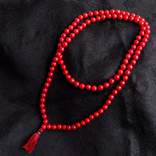 インドの数珠 -  108個の赤珊瑚 ラウンド- 約37cm の写真1枚目です。神聖な国インドからやってきた数珠です。落ち着いたデザインなので、ネックレス等として普段使いでもご使用いただけます。数珠,インドの数珠,ネックレス,首飾り,サンゴ,珊瑚,赤珊瑚,レッドコーラル