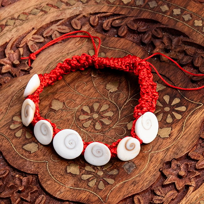 巻貝のブレスレット - シヴァアイ シヴァ神のシンボルの写真1枚目です。神聖なモチーフ、巻貝を用いたブレスレットです。数珠,インドの数珠,ネックレス,首飾り,アクセ,アクセサリー,MALA