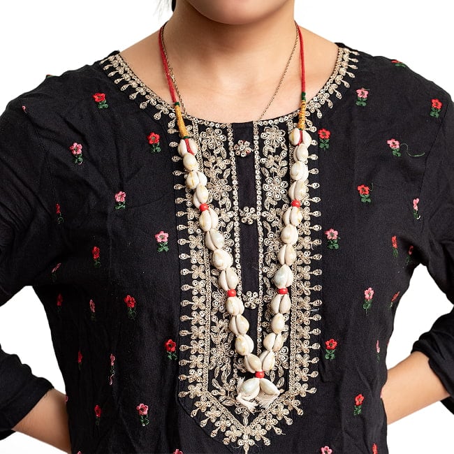 タカラガイの数珠 ラクシュミマーラー 2 - 女性モデルが着用してみました。